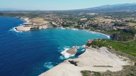 S&#39;-Archittu-Strandstadt-Und-Felsklippen-An-Der-Westküste-Sardiniens,-Italien---4k-Luftbild