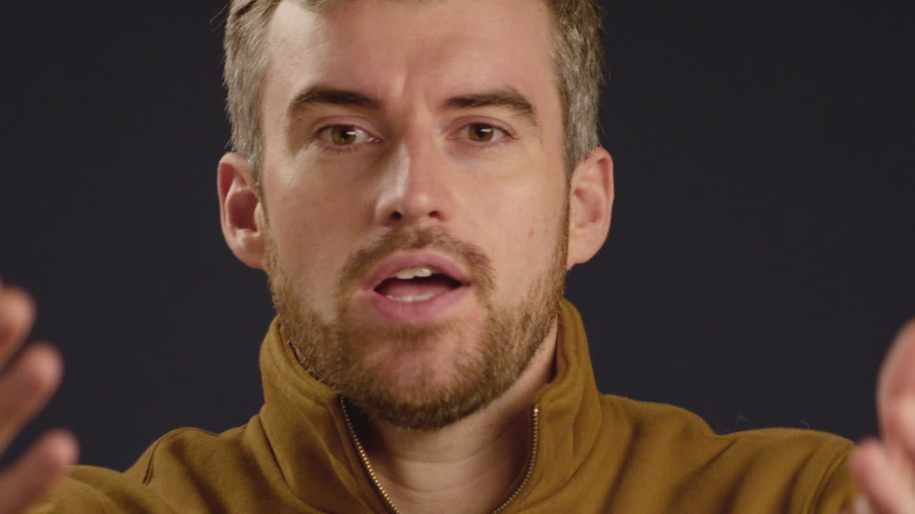 cu hombre molesto grita a la cámara