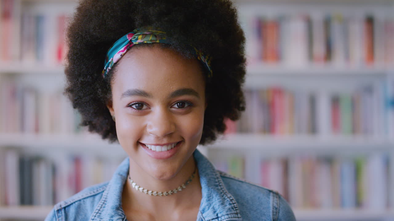 도서관 교육, 얼굴과 책과 함께 흑인 여성