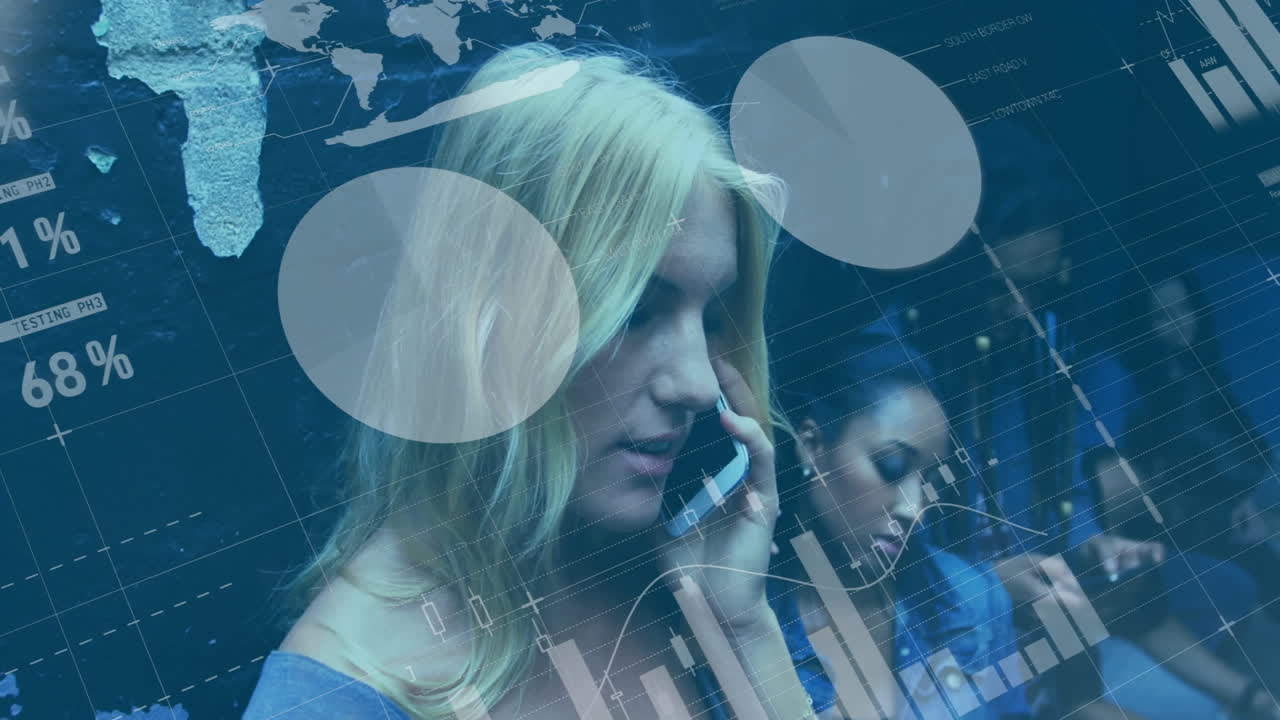 스마트 폰을 사용하는 백인 여성에 대한 금융 데이터 처리 애니메이션