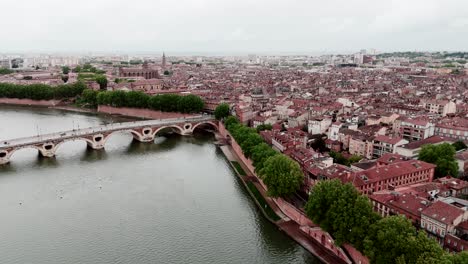 Aerial-view-of-Pont-Neuf-bridge-spanning-the-Garonne-River-in-Toulouse,-France