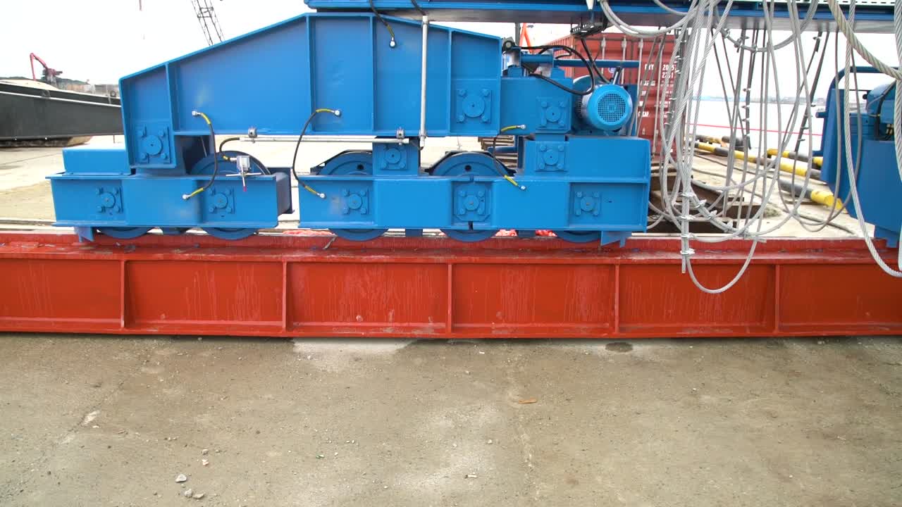 máquinas industriales en una plataforma