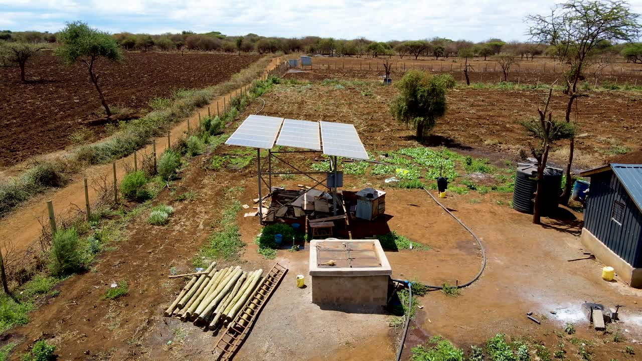 밝은 일몰에 태양열 농장에서 대형 태양열 패널을 공중 드론으로 볼 수 있습니다.