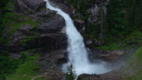 Der-Beeindruckende-Krimmler-Wasserfall-Und-Sein-Wunderschönes,-Schnell-Fließendes-Wasser
