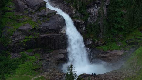 la increíble cascada de krimml y su hermosa y rápida corriente de agua