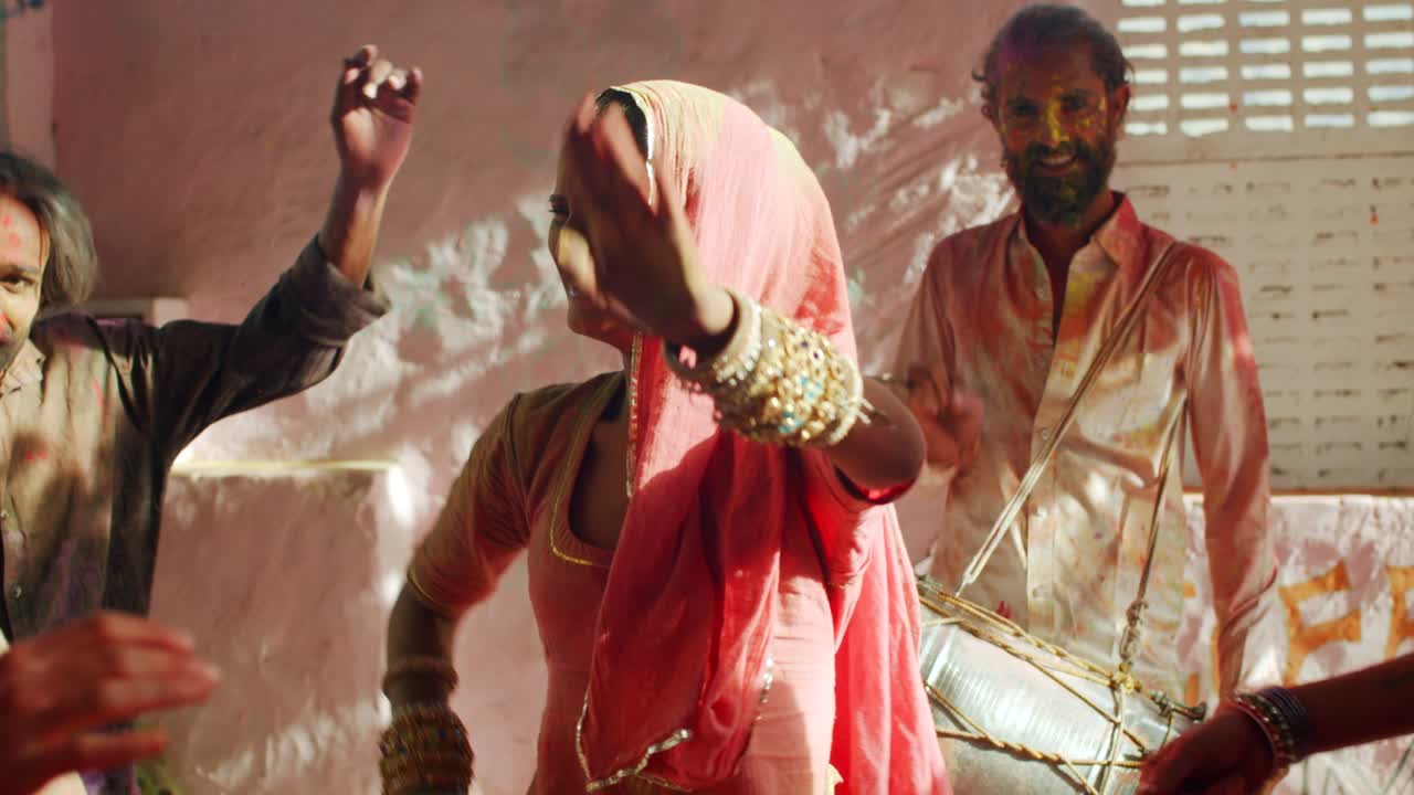 la gente de rajasthan celebra el festival de los colores holi en la india