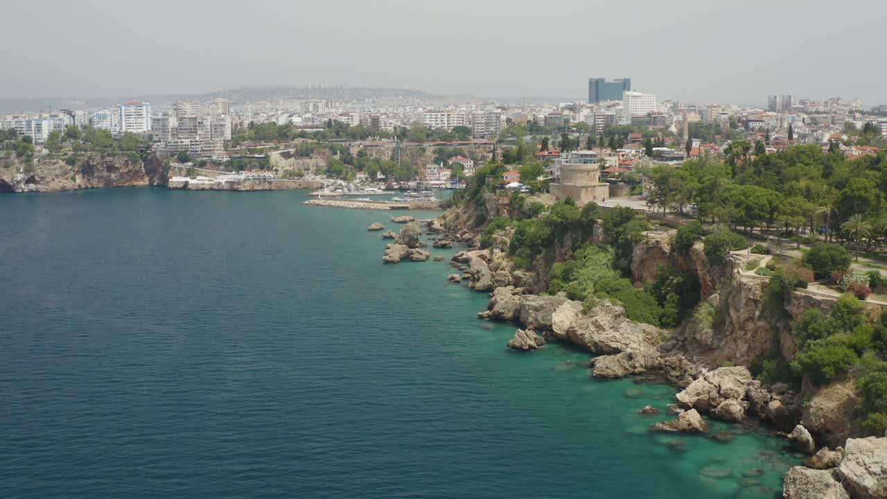 marina de antalya con el castillo de antalia