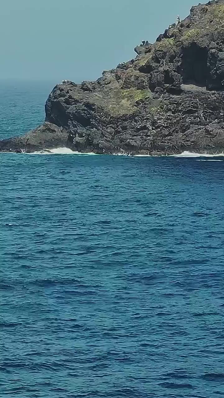 Onde che si infrangono contro le rocce sulla costa di Tenerife, in Spagna