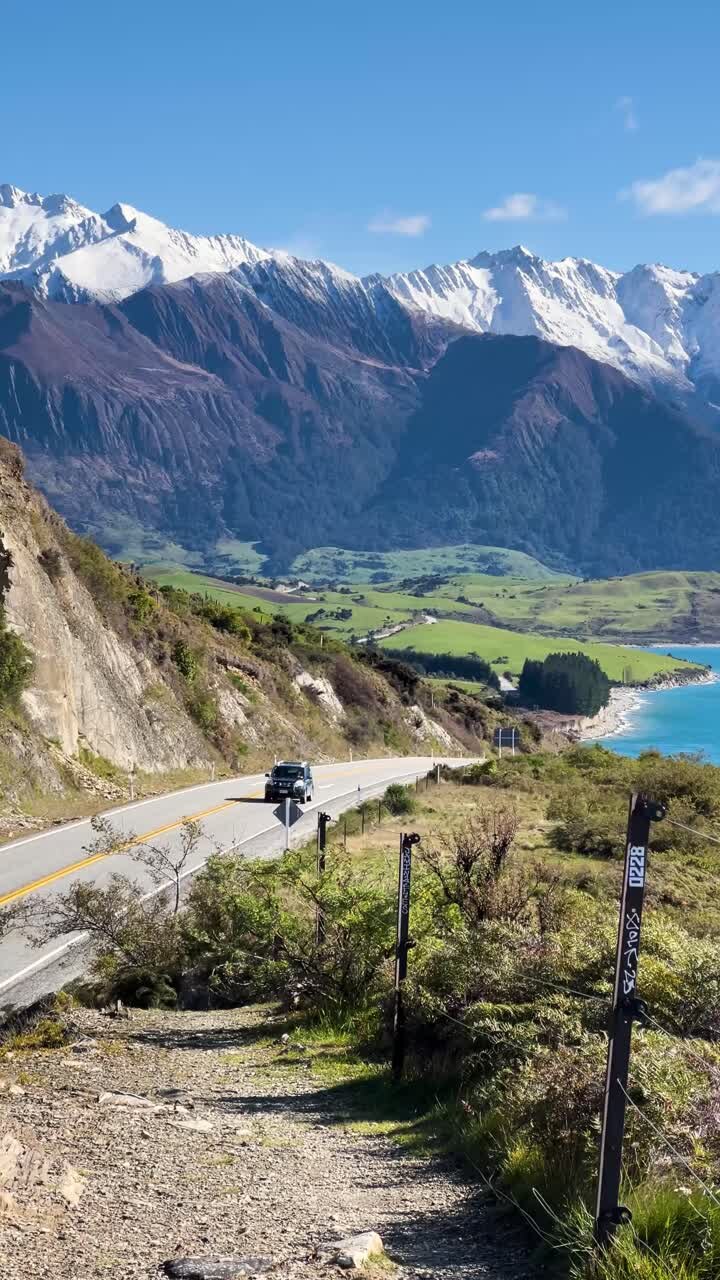 Panoramico percorso sul Lake Hawea lungo le viste sulle montagne sulla Highway 6, Nuova Zelanda