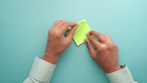 cómo doblar una nota adhesiva