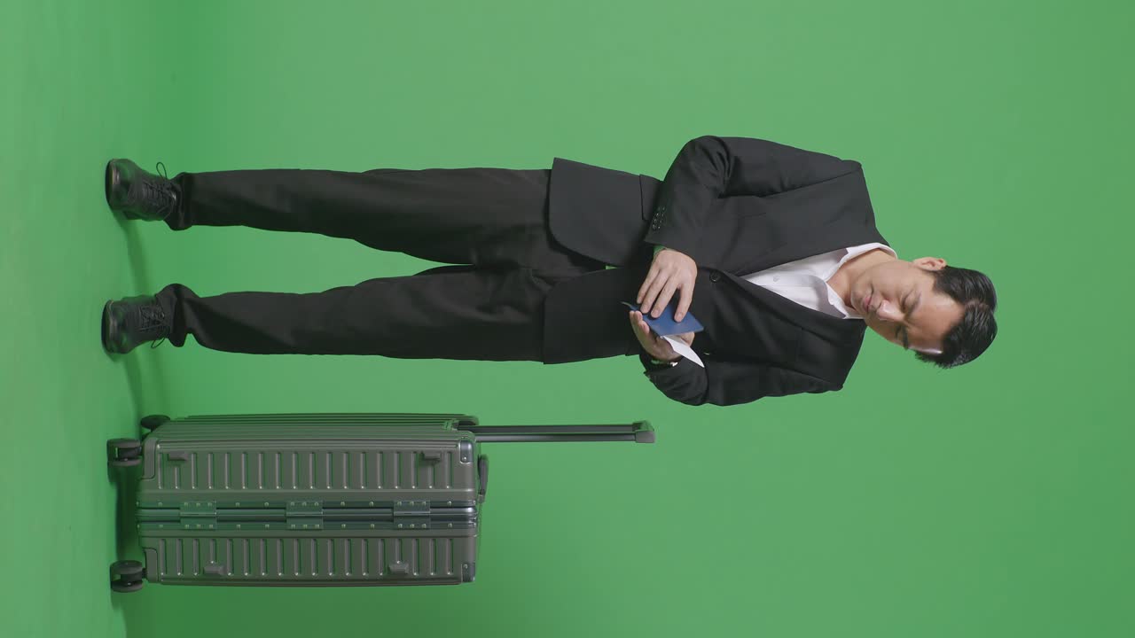 여행 전 여권을 확인하는 사업가