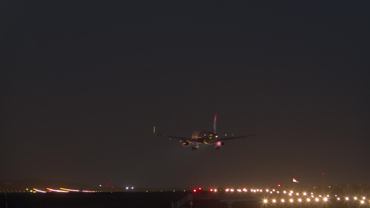 llegada nocturna del avión