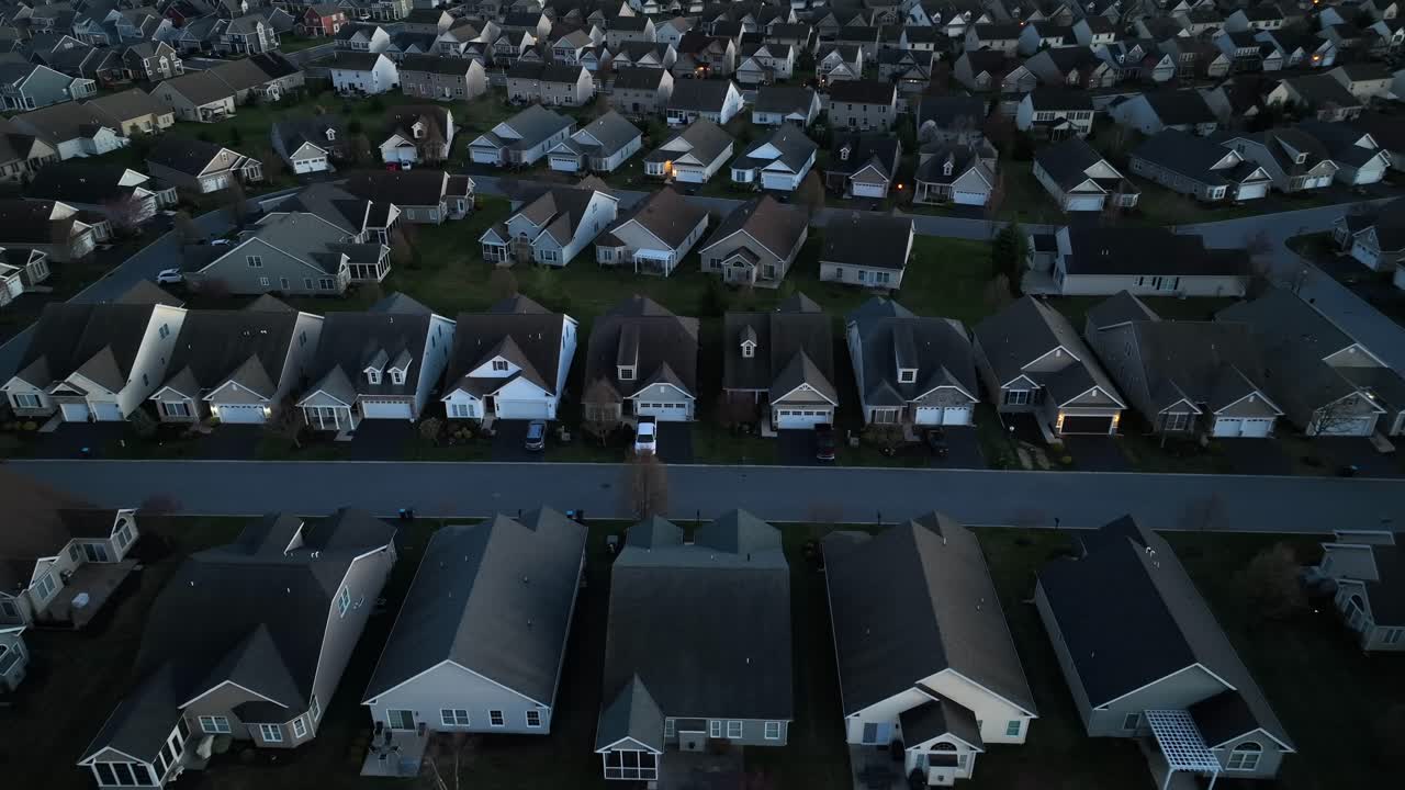 Quartiere di lusso in una città americana al tramonto