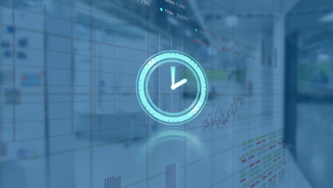 animación de reloj en movimiento y procesamiento de datos diversos en la oficina en segundo plano