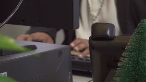 Mujer-India-Usa-Teclado-De-Oficina