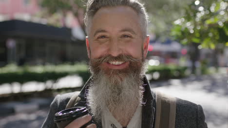 retrato de un hombre barbudo maduro y sofisticado bebiendo café sonriendo alegremente en la acera de la ciudad disfrutando de un estilo de vida urbano feliz