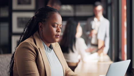 Mujer-De-Negocios,-Cafetería-Y-Portátil-Trabajando