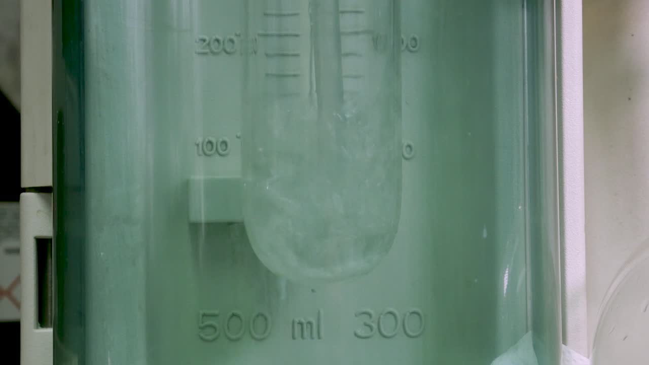 наливание воды в лабораторную пробирку