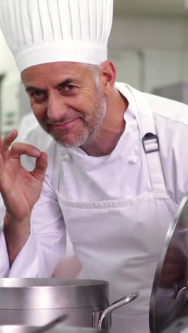 jefe de chef olendo olla de sopa haciendo señal de ok