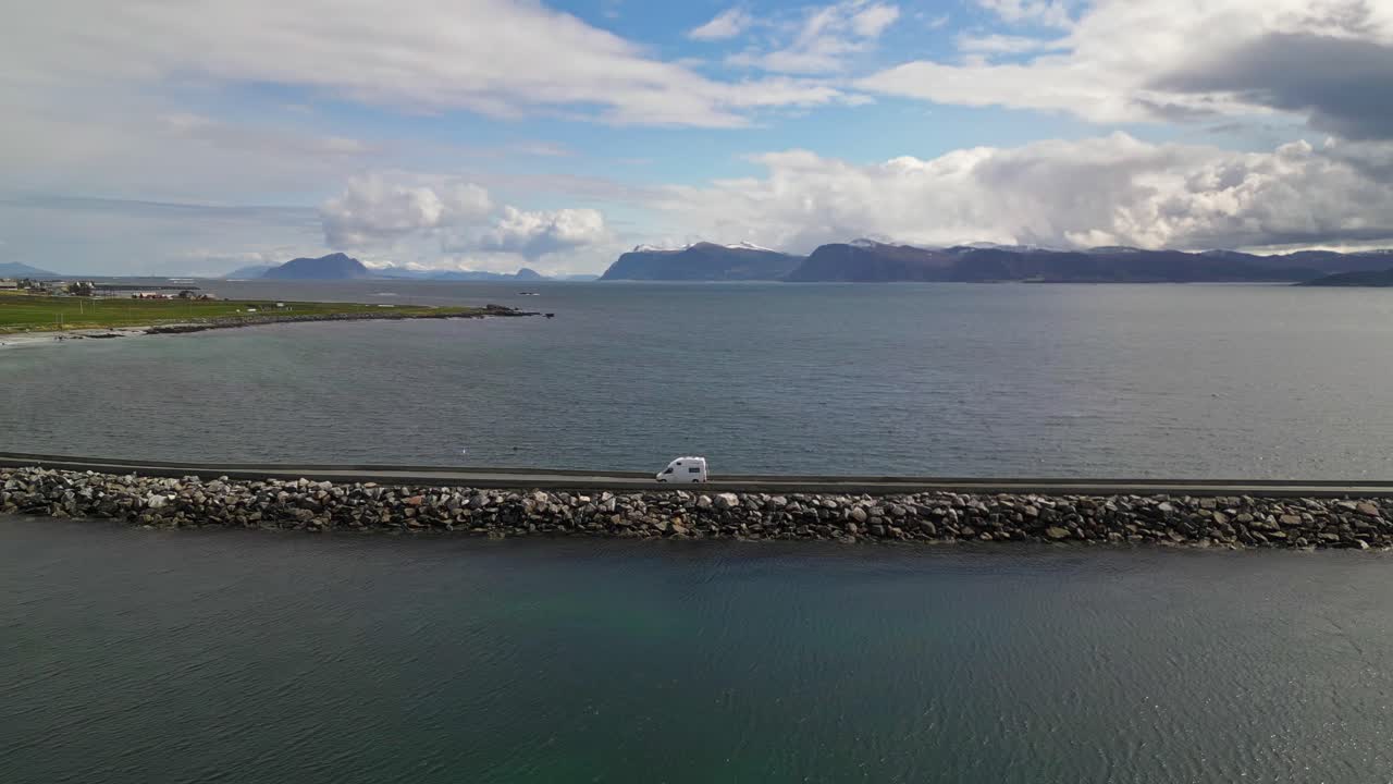 노르웨이 의 바위 다리 에서 미니밴 을 타는 것