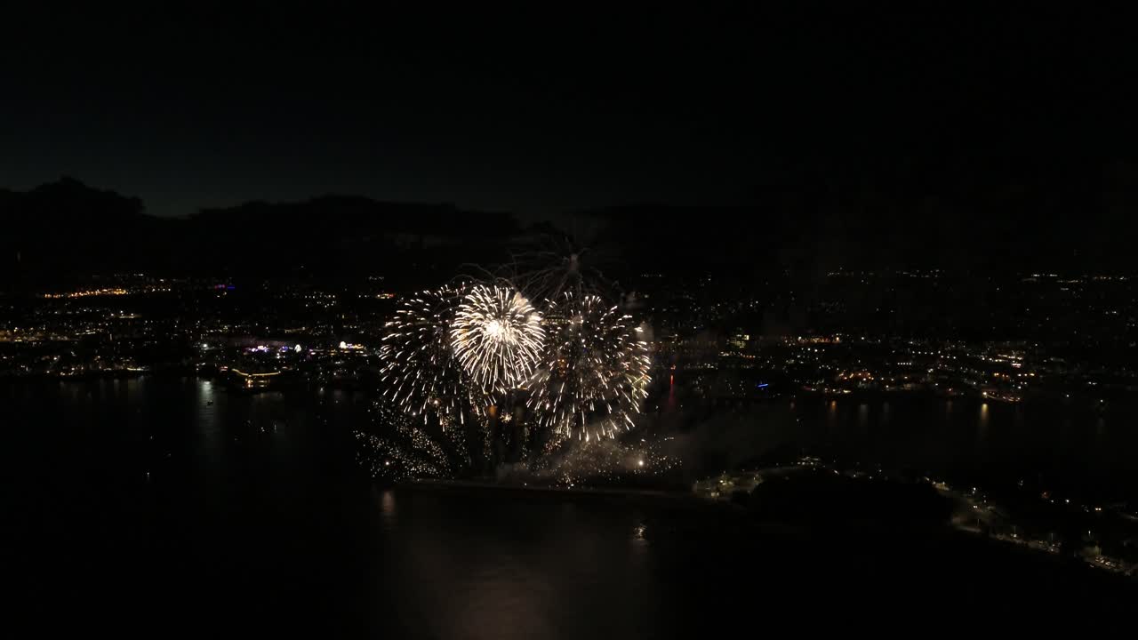 impresionantes imágenes aéreas de drones de un espectáculo de fuegos artificiales en la costa de plymouth, reino unido