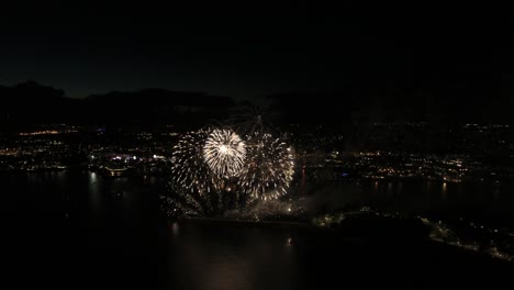 Impresionantes-Imágenes-Aéreas-De-Drones-De-Un-Espectáculo-De-Fuegos-Artificiales-En-La-Costa-De-Plymouth,-Reino-Unido