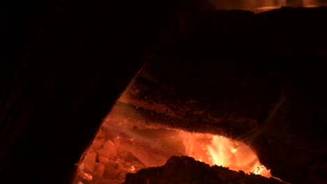 cerca de llama de fuego amarillo quemando un trozo de madera