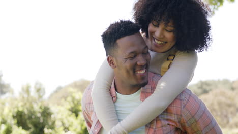 Feliz-Pareja-Afroamericana-Abrazándose-En-El-Jardín-De-Casa,-Cámara-Lenta