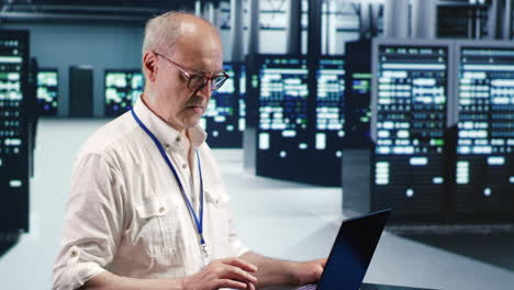 it administrator optimizes data center