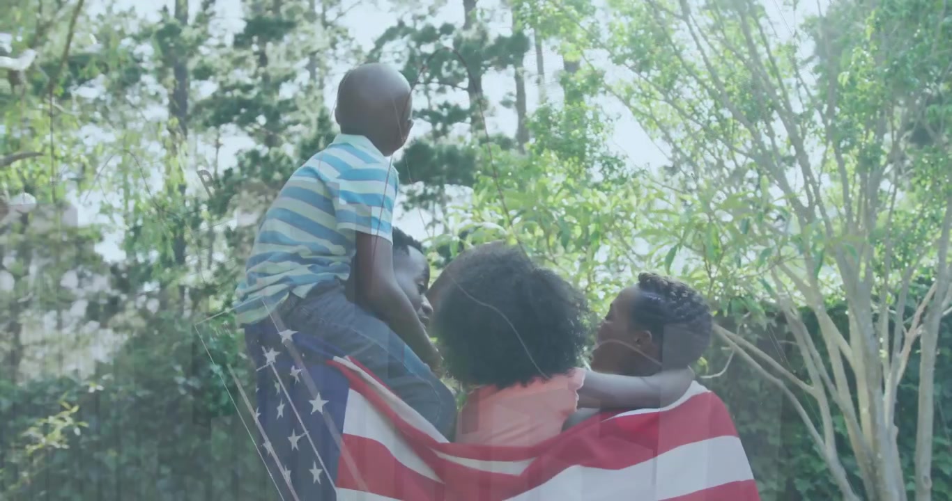 Sovrapposizioni di dati che sfumano e rivelano una famiglia che gira sotto una bandiera americana, trasmettendo un messaggio di marketing.