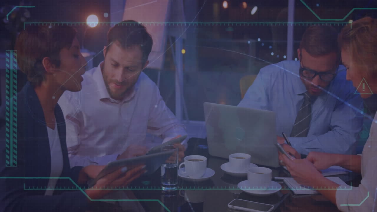 다양한 동료들이 작업에 대해 논의하는 아이콘을 가진 연결 네트워크의 애니메이션