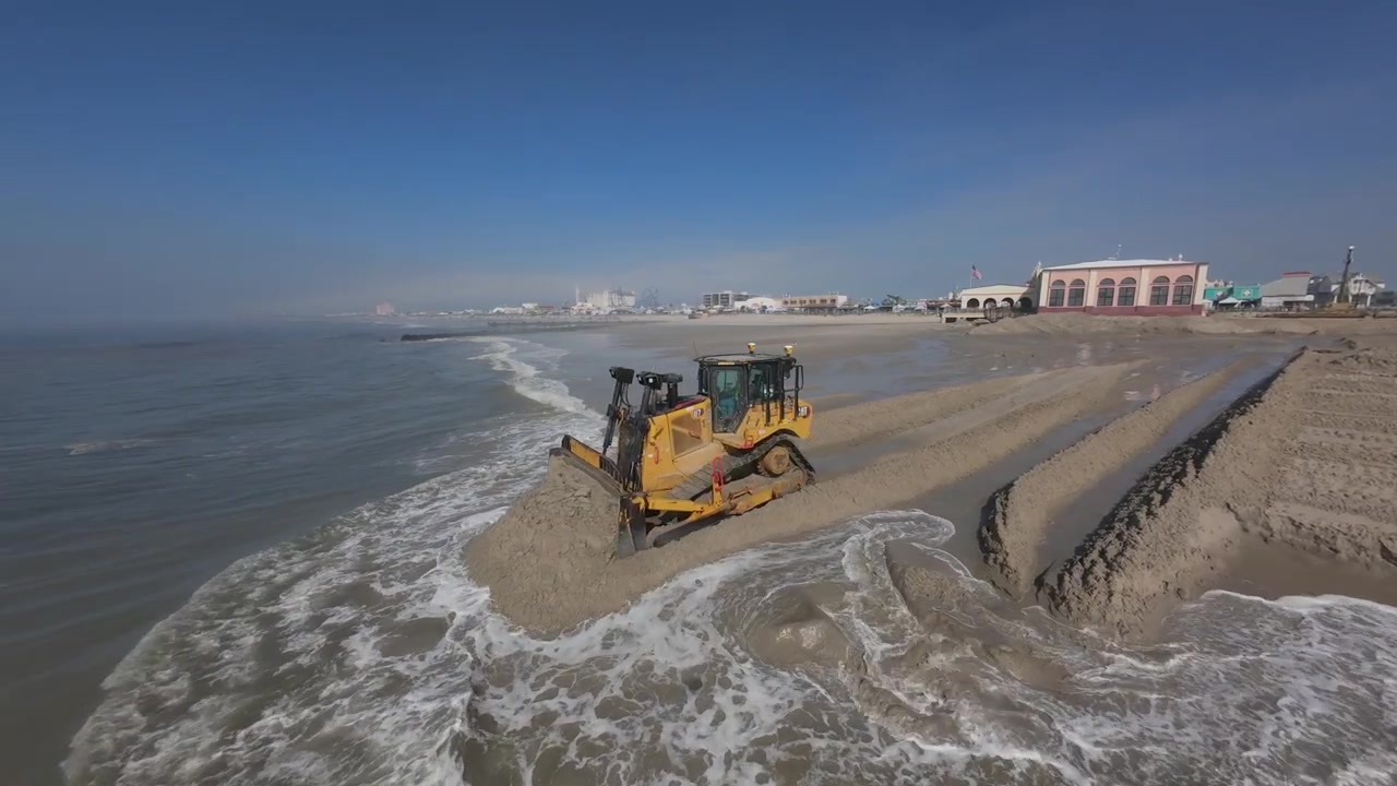 Bulldozer al lavoro per il ripascimento della spiaggia a Ocean City, NJ