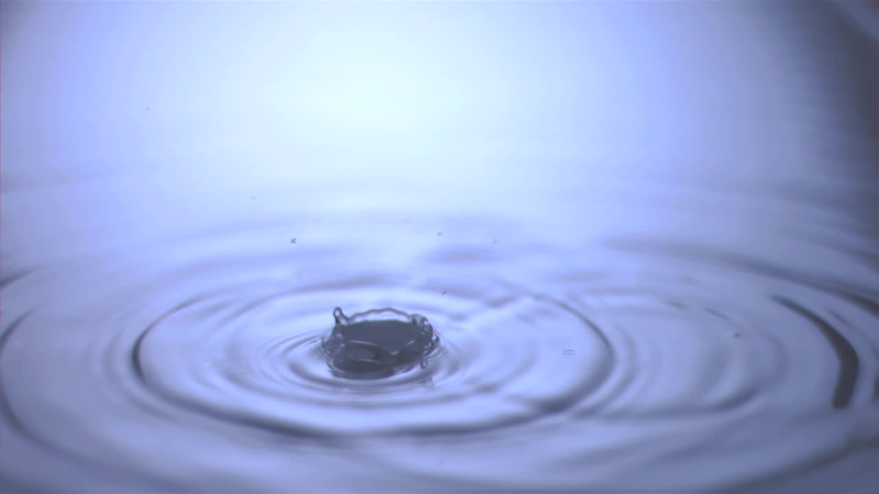 슈퍼 슬로 모션으로 떨어지는 물방울