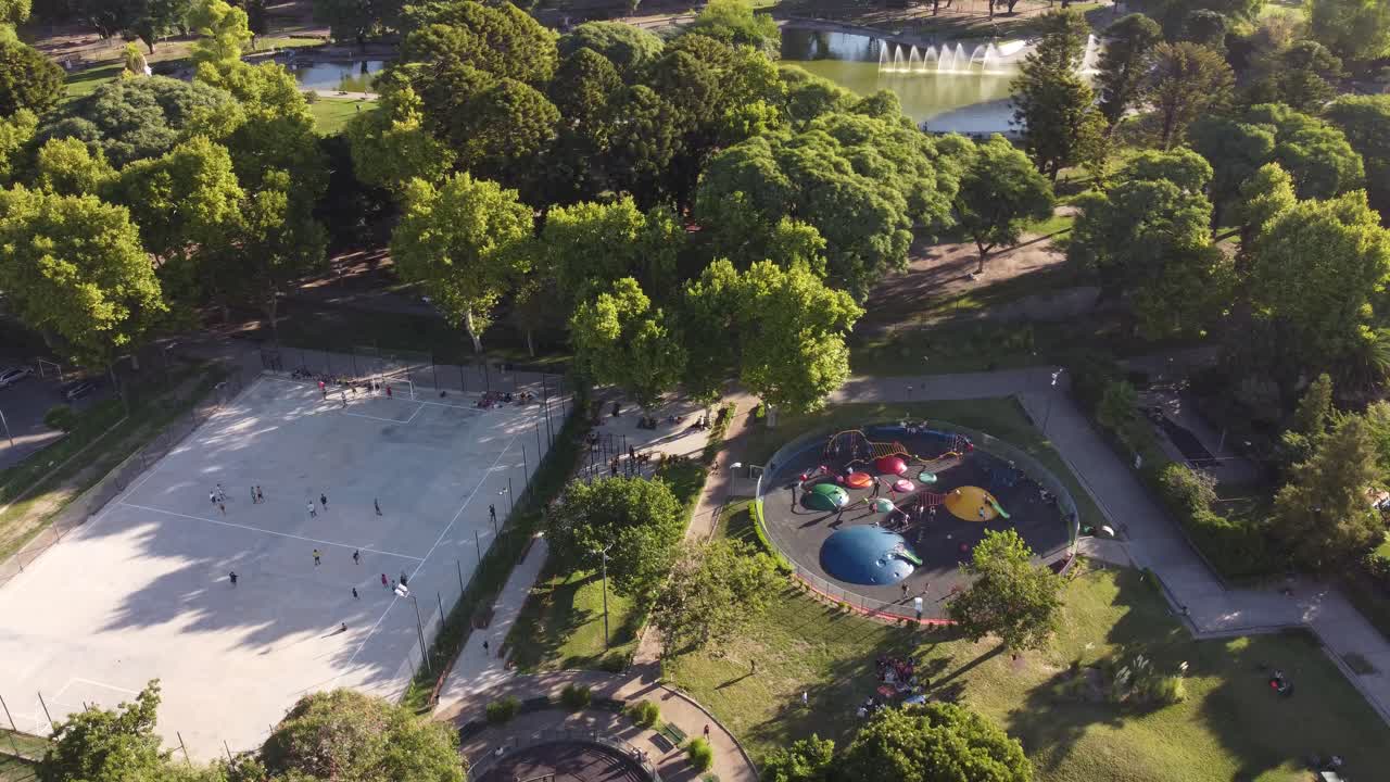 niños jugando en el parque centenario de buenos aires