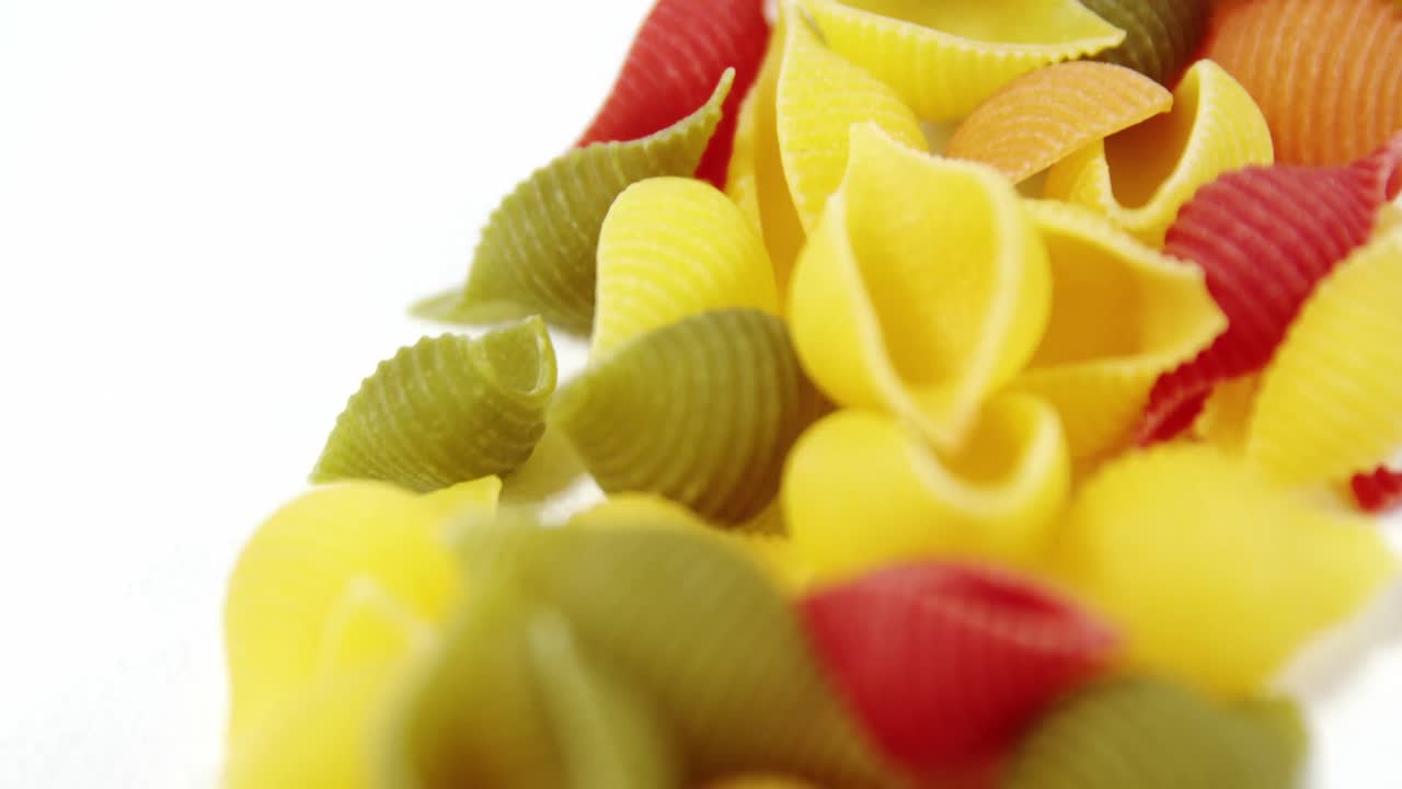pasta colorida sobre un fondo blanco