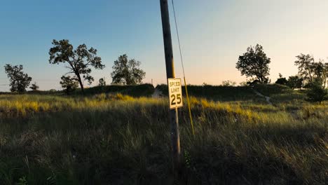 Ein-Tempolimit-Schild,-Das-Die-Farben-Des-Sonnenuntergangs-Widerspiegelt