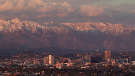 Hohe-Perspektive-Mit-Blick-Auf-Hollywood-Und-Mit-Schneebedeckten-Santa-Monica-Mountains-Im-Hintergrund