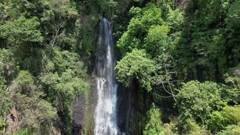 imagen de un avión no tripulado de una cascada en alajuela, costa rica.