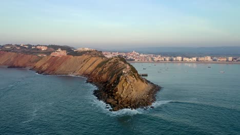 Toma-Aérea-Del-Faro-En-São-Martinho-Do-Porto-Durante-La-Puesta-De-Sol