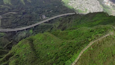 la escalera al cielo en oahu, hawai, también conocida como las escaleras haiku, es posiblemente la mayor atracción de toda la isla.