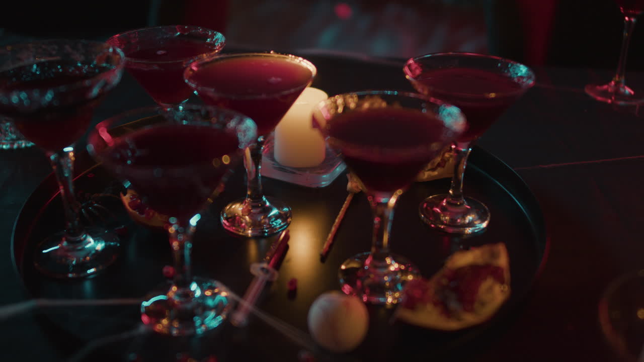 vista dall'alto dell'allestimento del tavolo di halloween