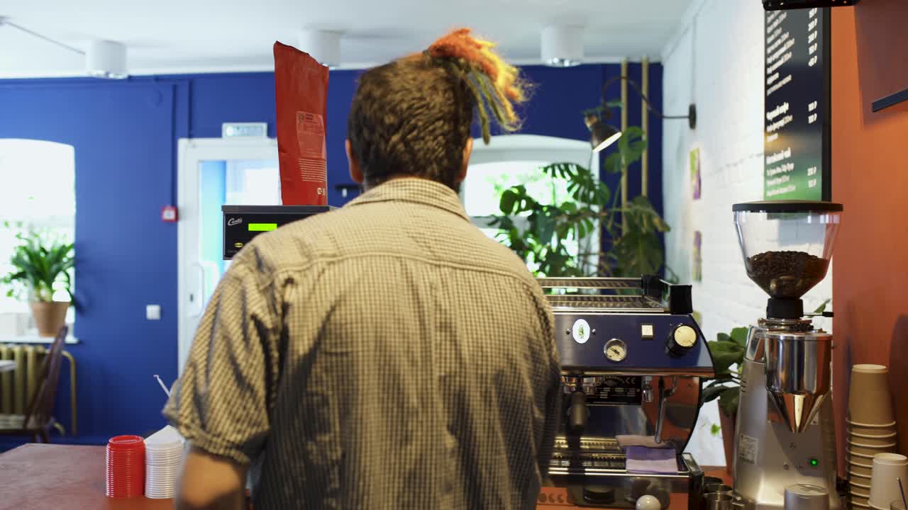 쾌적 한 카페 에서 커피 를 준비 하는 바리스타