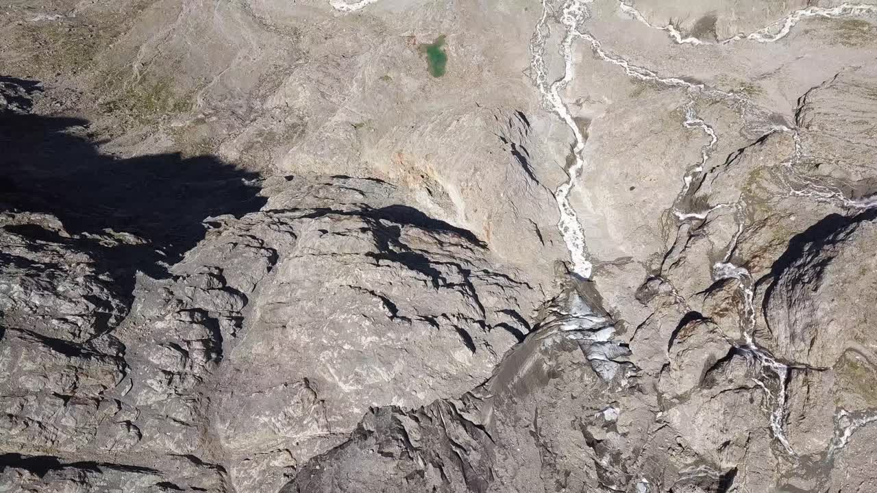 기후 변화 후 알파인 계곡의 하향식 전망