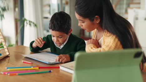 Hogar,-Escuela-Y-Mamá-Ayudando-Al-Niño-Con-El-Trabajo