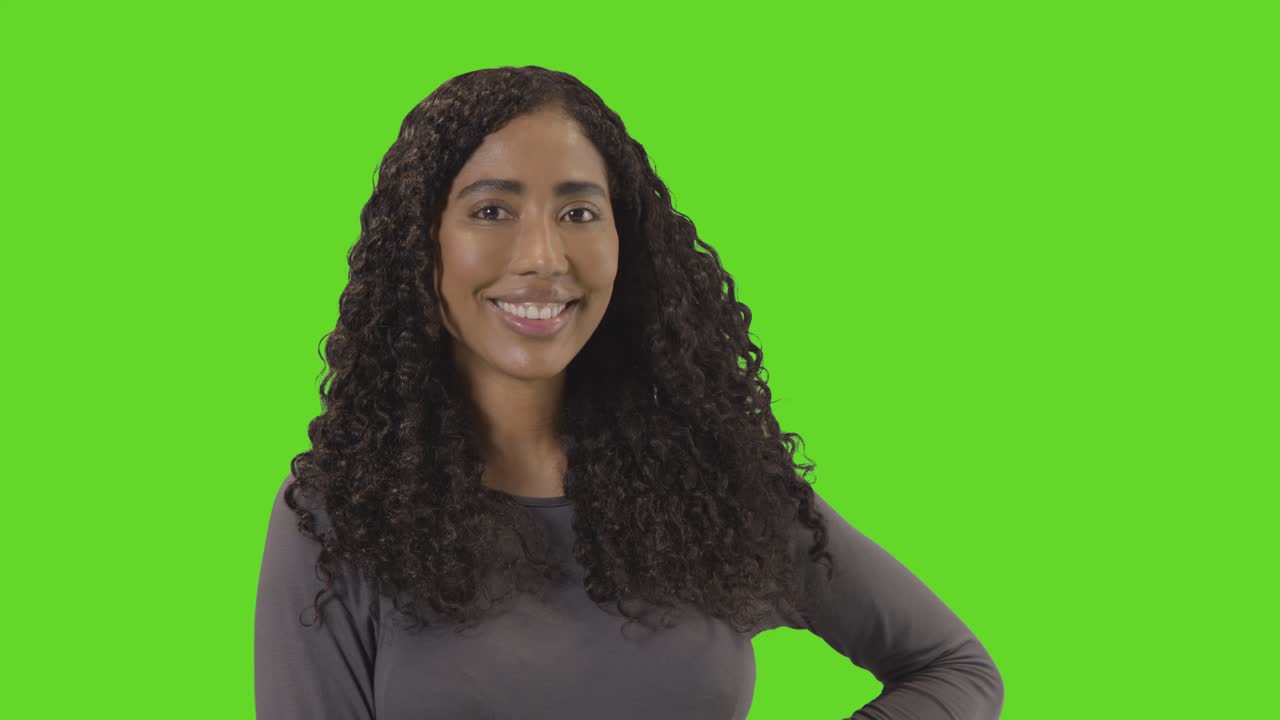 ritratto di donna sullo schermo verde che sorride alla telecamera 3