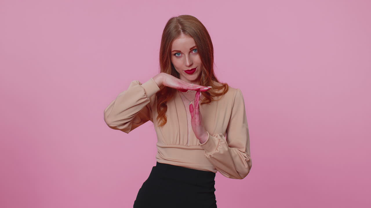 피곤한 사업가 여자, 타임아웃 제스처, 제한 또는 정지 표지판, 압력이 없고, 더 많은 시간이 필요합니다.