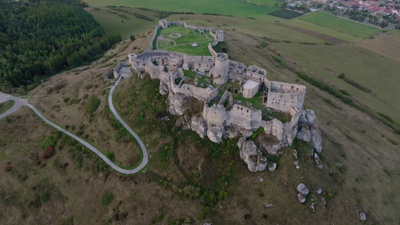 Fortezza su una collina avvolta dalla foschia mattutina, Slovacchia