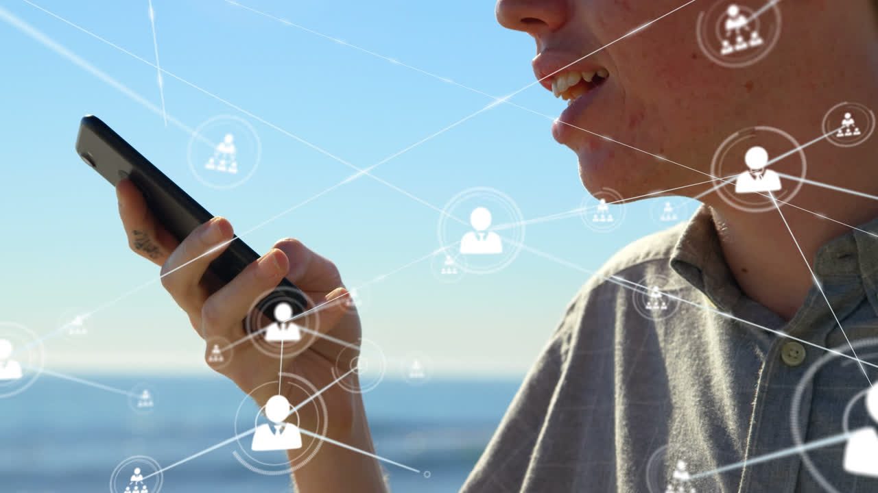 animación de la red de personas iconos sobre hombre caucásico hablando en teléfono inteligente por el mar