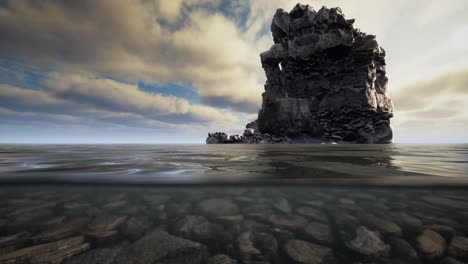 Paisaje-Marino-Oceánico-Con-Cielo-Y-Olas-Oceánicas-Divididas-Por-La-Línea-De-Flotación-En-La-Parte-Submarina