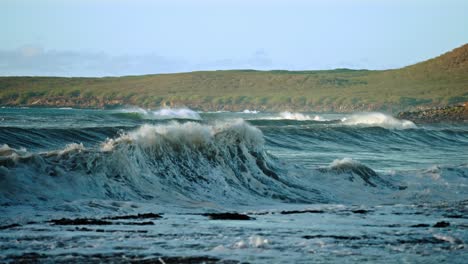 cámara lenta extrema de hermosas olas del océano chocando contra kaiaka rock molokai hawaii 11